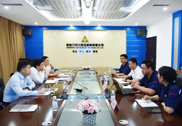 為高質(zhì)量發(fā)展賦能！青島高新區(qū)李天傳主任至力克川液壓調(diào)研2.jpg